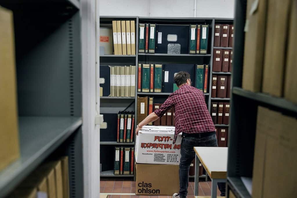 Det är inte bara forskare och kommunens tjänstemän som beställer fram handlingar från arkivet. Även invånare söker information, vilket kan vara allt från ritningar av ett nyköpt sommarhus till den egna akten från när man som barn omhändertogs av socialtjänsten.
Foto: Jonas Eng