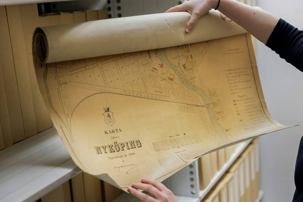 Nyköpings första kommunala handlingar kom med kommunreformen 1863. Men eftersom Nyköping var en fullt utvecklad centralort redan på 1300-talet finns handlingar i stadsarkivet redan från den tiden. Foto: Jonas Eng