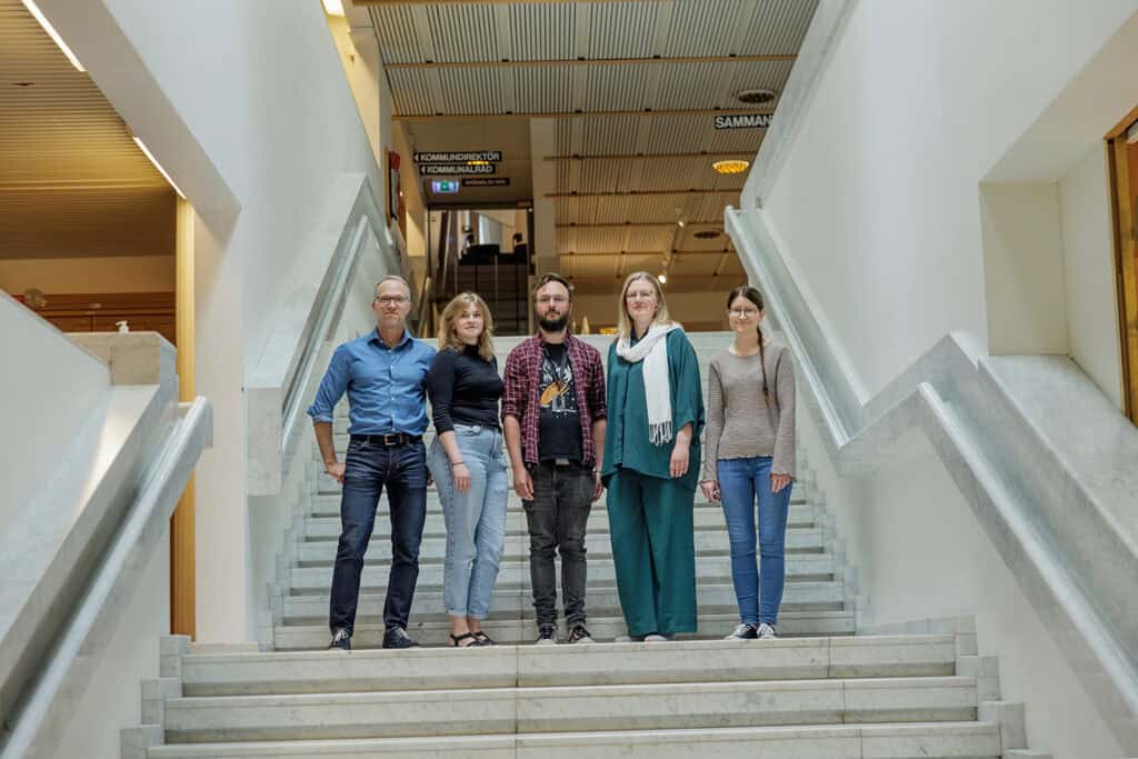 Från vänster: Jerker Yang, informationsförvaltningschef, Malin Öhlén, arkivarie, Tobias Andersson, e-arkivarie, Beatrice Berg, arkivarie, Lise-lott Axelsson, arkivassistent. På stadsarkivet i Nyköping jobbar också arkivarierna Ann-Katrin Flood och Monica Fällgren.
Foto: Jonas Eng