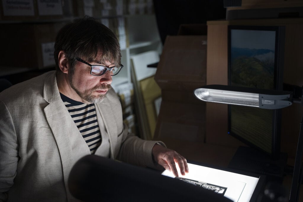 Jakob Hallin digitaliserar serieutgåvor via repo maskinen.