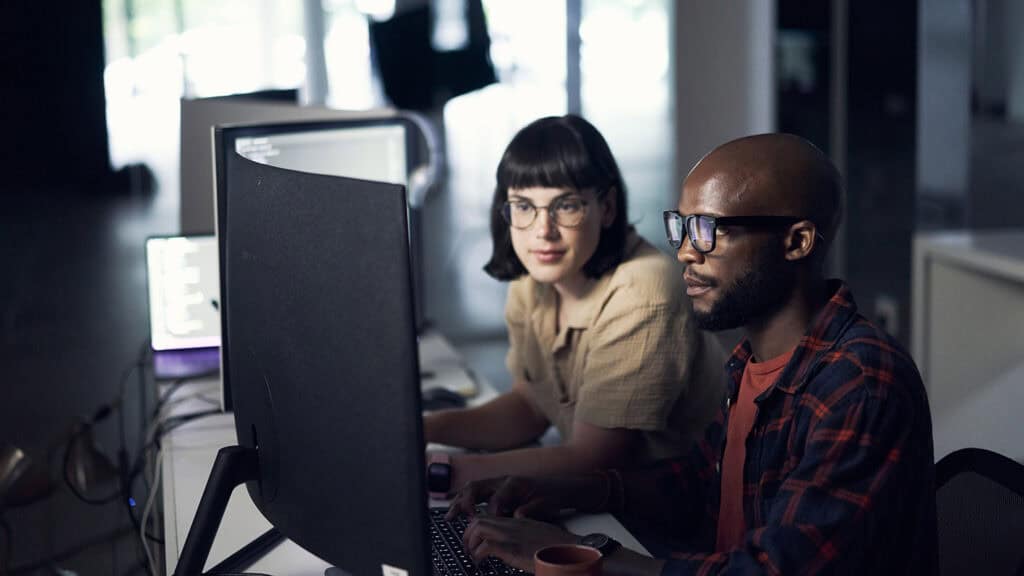 Kommunikatörer framför dataskärm