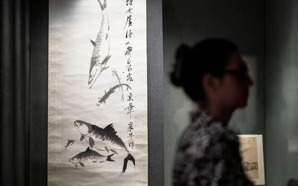 I det kinesiska målerirummet finns en tuschmålning av konstnären Qi Baishi, vars stora separatutställning som skulle öppna på museet på lördag nyligen ställdes in. Foto: Jonas Eng
