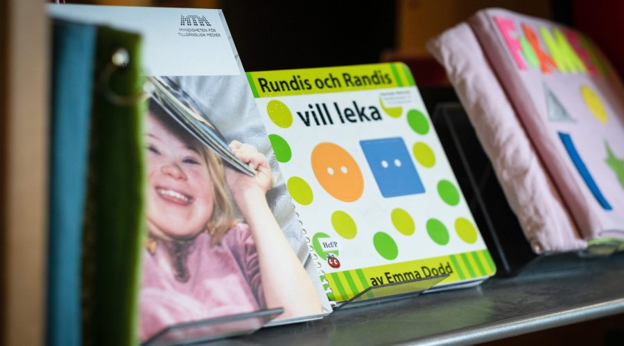 Hornstulls bibliotek. Jobb om NPF-vänliga bibliotek. Äppelhylla