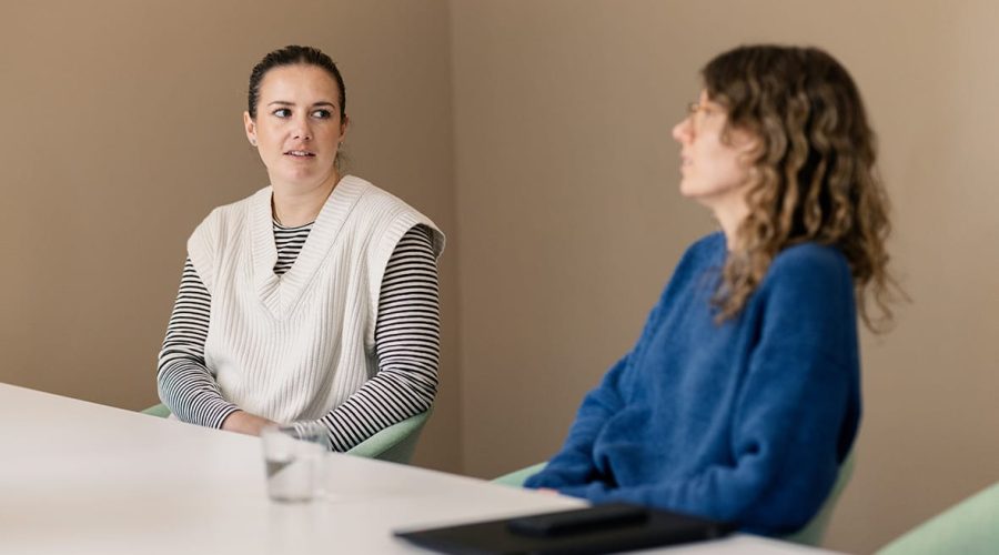 20230323 Stockholm.
Åsa Sundin och Linnea Linderholm på Folkhälsomyndigheten.Foto: Jonas Eng