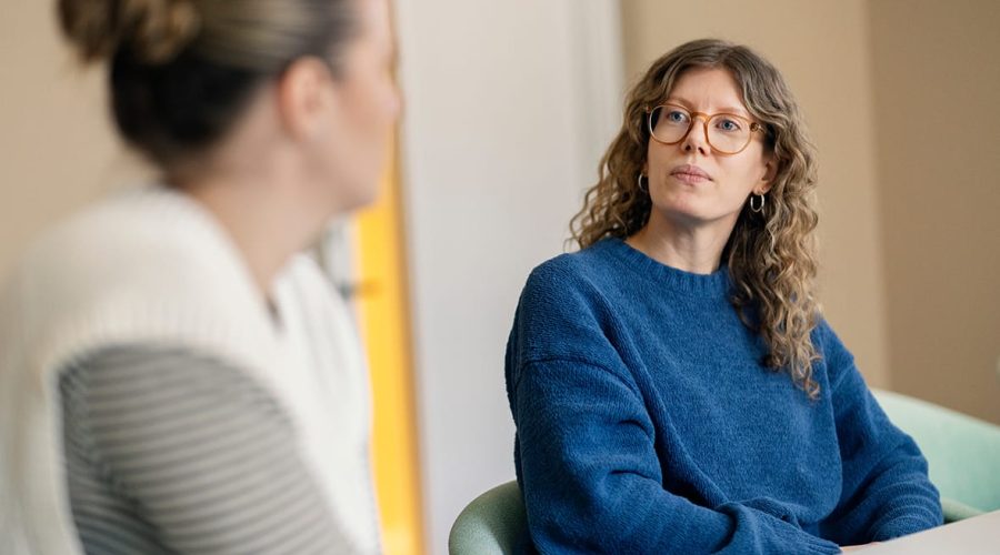 20230323 Stockholm.
Åsa Sundin och Linnea Linderholm på Folkhälsomyndigheten.Foto: Jonas Eng