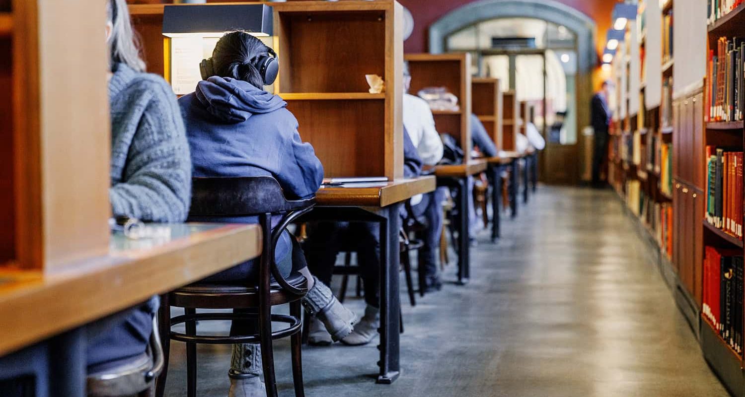 Studenter i läsesal