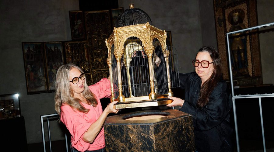 Häxor 003_red Museichef Åsa Marnell och intendent Anna Westerberg Davidsson