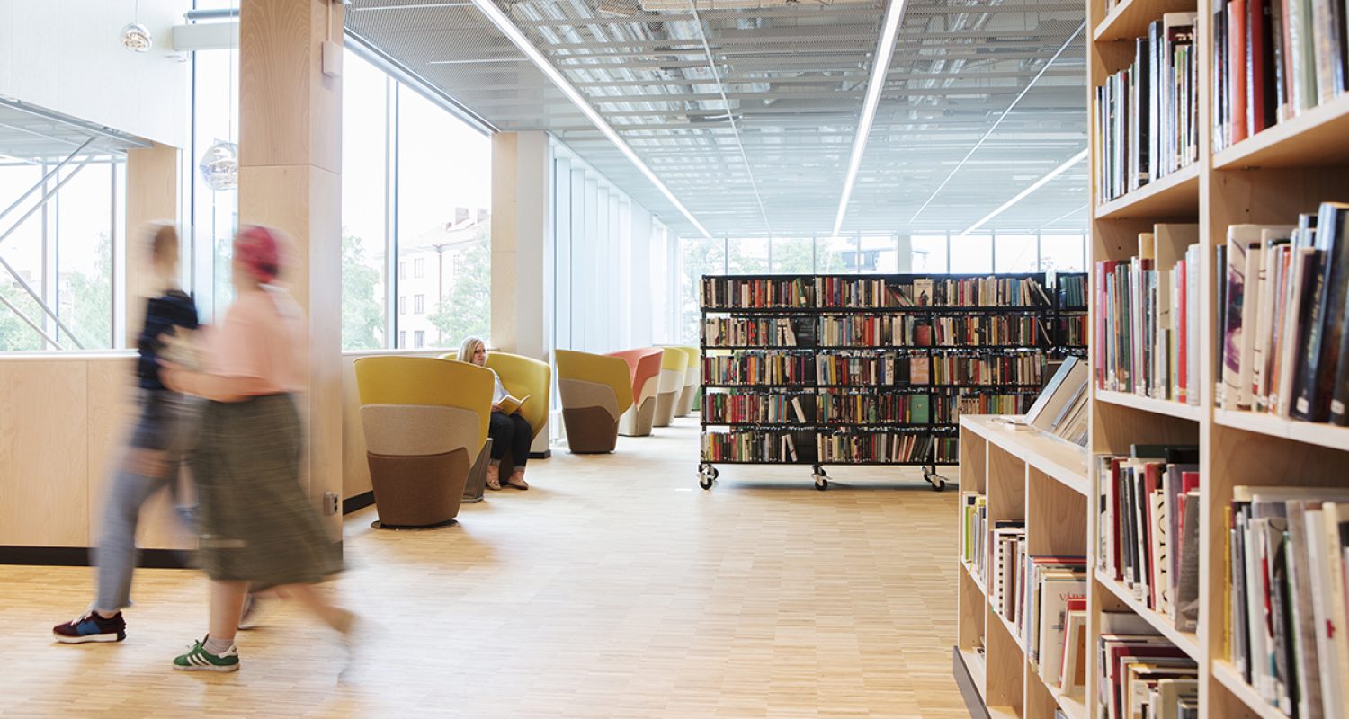 Örebro Stadsbibliotek i Kulturkvarteret, juli 2021. Bibliotekssocionom