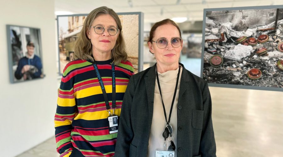 Katinka Johanna Foto Rebecka Gordan Katinka Ahlbom och Johanna Fries Markiewicz på plats i utställningen som visas i Riksarkivets lokaler fram till 30 september.