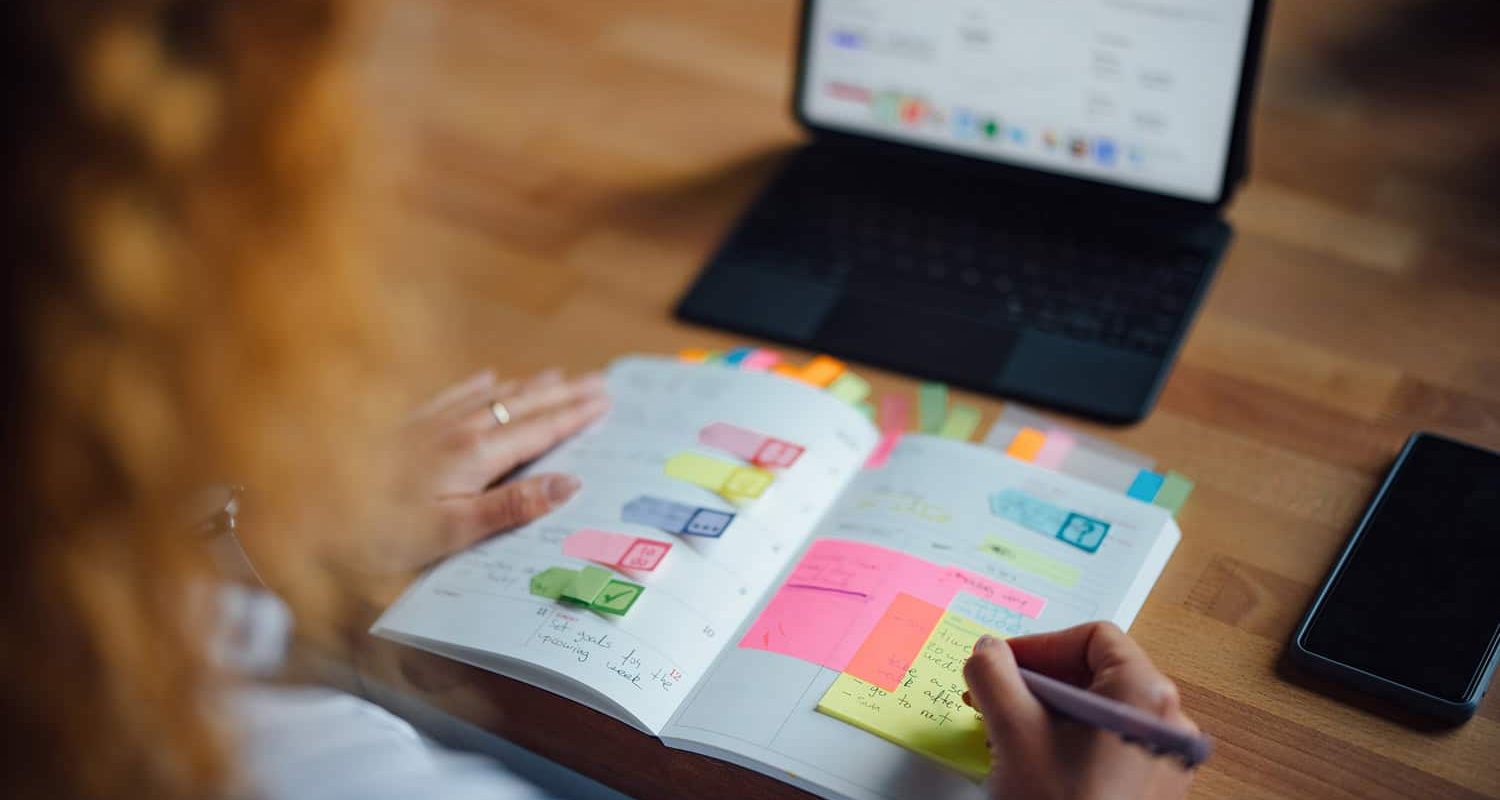 Person Planning And Writing Notes In Cozy Cafe Setting Krav kommunikatörer