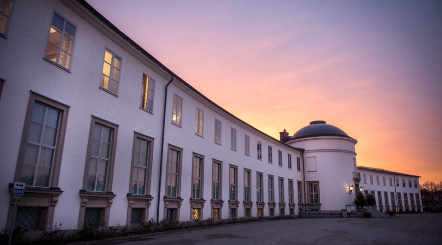 Sjöhistoriska i vackert morgonljus Sjöhistoriska